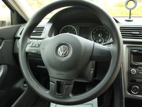 Used 2014 Volkswagen Passat 2.5 S FWD image 16