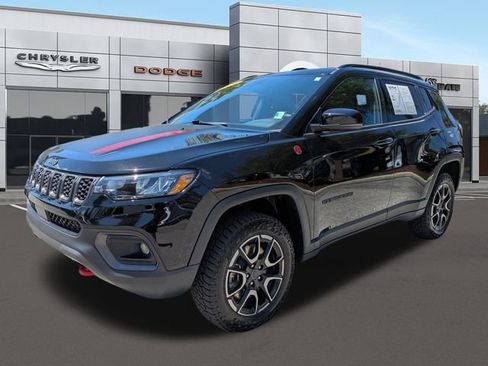 Used 2025 Jeep Compass Trailhawk image 9