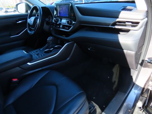 Used 2023 Toyota Highlander XLE image 10