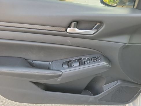 Used 2025 Nissan Altima 2.5 SV FWD image 18