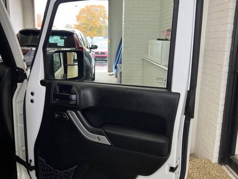 Used 2015 Jeep Wrangler Rubicon w/ Power Convenience Group image 13