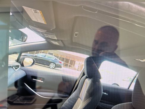 Used 2020 Toyota Corolla SE w/ SE Premium Package FWD image 9