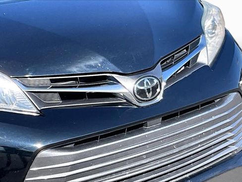 Used 2019 Toyota Sienna XLE FWD image 27