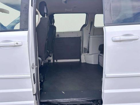 Used 2016 Dodge Grand Caravan SXT w/ Rear Park Assist Package FWD image 12