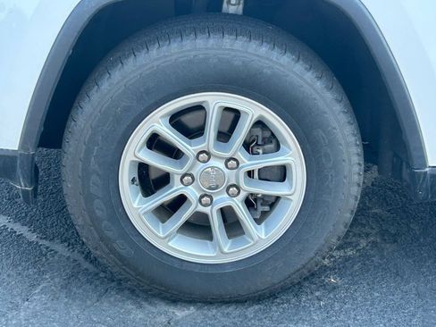 Used 2019 Jeep Grand Cherokee Laredo AWD/4WD image 13