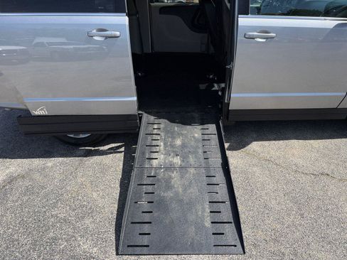 Used 2018 Dodge Grand Caravan SXT FWD image 14