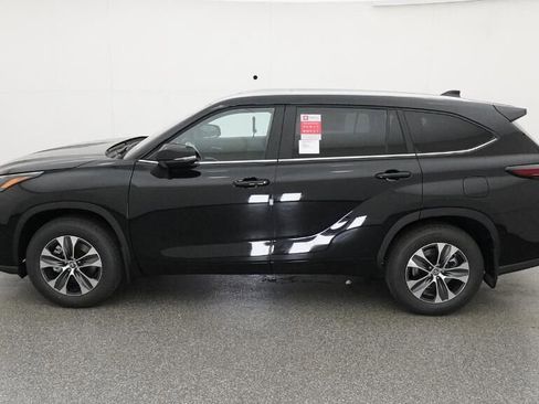 New 2026 Toyota Highlander XLE image 3
