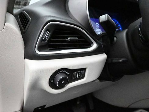Used 2023 Chrysler Pacifica Touring-L FWD image 26