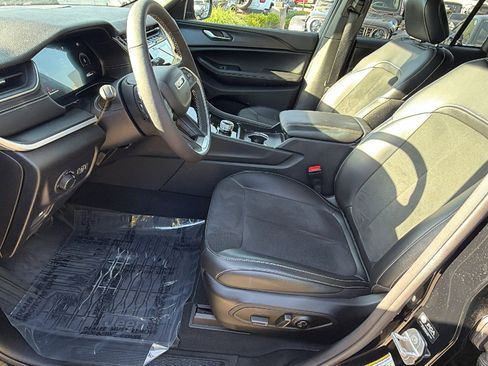 Used 2025 Jeep Grand Cherokee Altitude AWD/4WD image 16