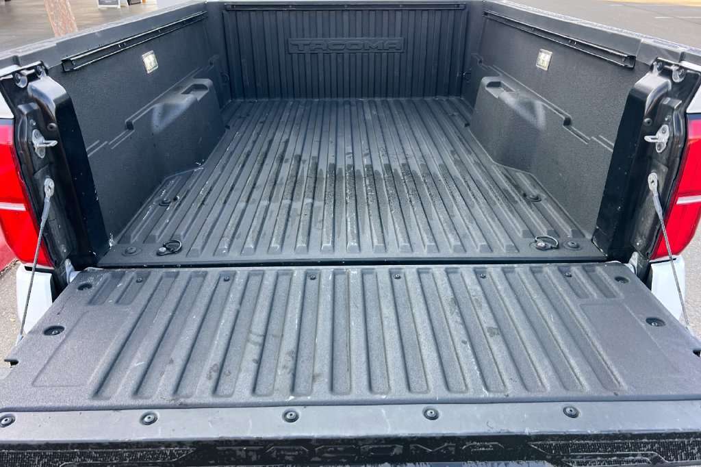 Certified 2025 Toyota Tacoma SR5 AWD/4WD image 18