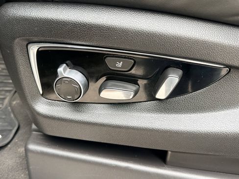 Used 2019 Cadillac Escalade Platinum RWD image 32