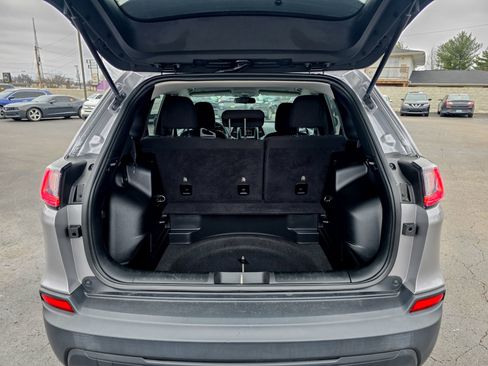 Used 2019 Jeep Cherokee Latitude w/ Popular Appearance Group image 39