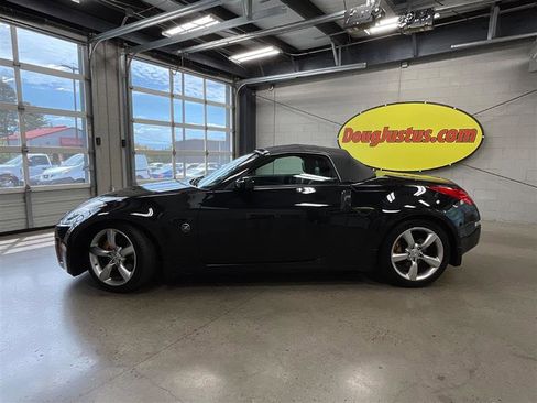 Used 2006 Nissan 350Z Grand Touring RWD image 2