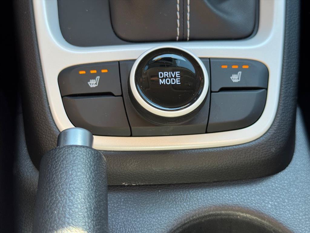 Used 2025 Hyundai Venue Limited FWD image 21