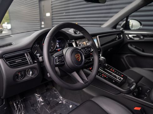 Certified 2025 Porsche Macan image 4