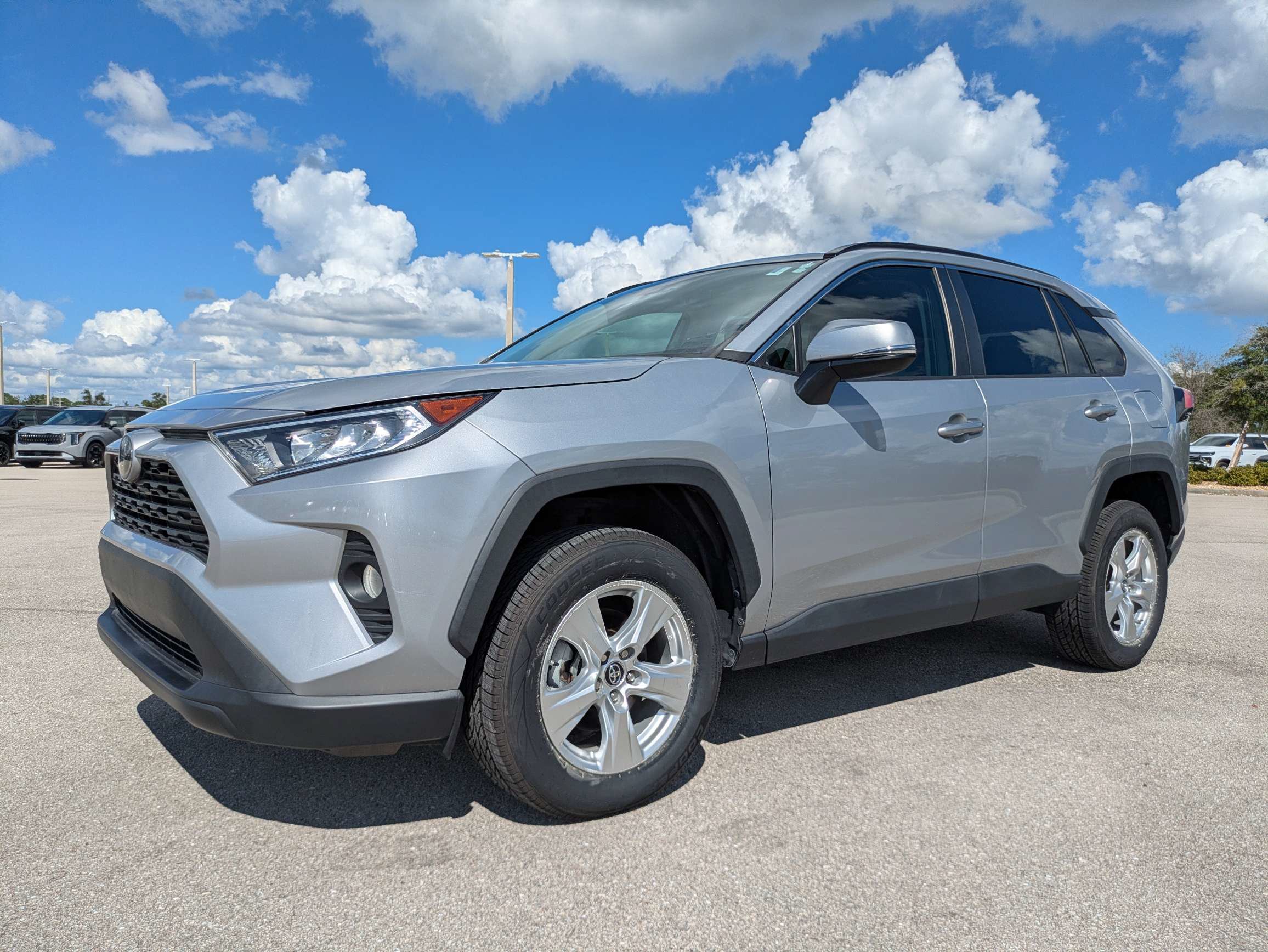 Used 2019 Toyota RAV4 XLE w/ Convenience Package FWD image 8