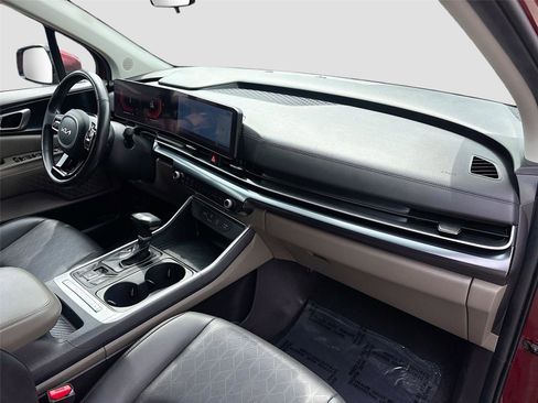 Used 2025 Kia Carnival FWD image 31