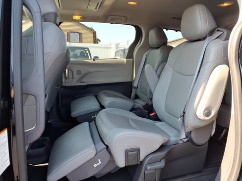 Certified 2022 Toyota Sienna Limited AWD/4WD image 9