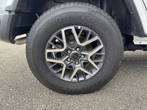 Used 2025 Jeep Wrangler Sahara image 29