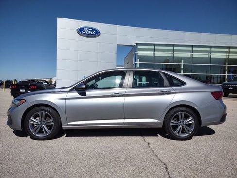 Used 2024 Volkswagen Jetta SE image 2