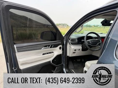 Used 2023 Jeep Wagoneer L Series III w/ Premium Group I AWD/4WD image 11