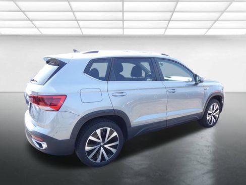 Used 2024 Volkswagen Taos SE image 3