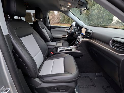 Used 2023 Ford Explorer XLT w/ Equipment Group 202A image 11