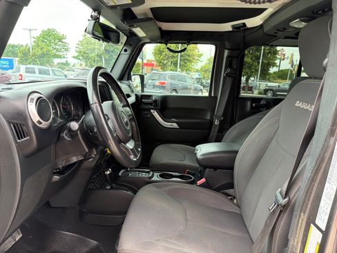 Used 2017 Jeep Wrangler Unlimited Sahara w/ Connectivity Group AWD/4WD image 12