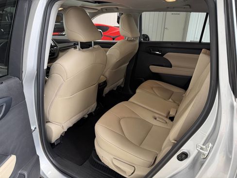 Used 2023 Toyota Highlander XLE image 18
