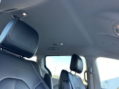 Used 2024 Chrysler Pacifica Touring-L image 19