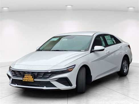 New 2026 Hyundai Elantra SE image 2