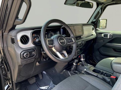 Used 2025 Jeep Wrangler Unlimited Sahara AWD/4WD image 17