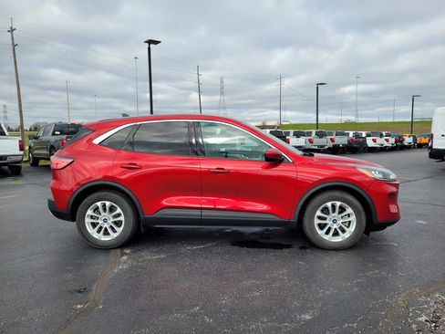 Used 2020 Ford Escape SE image 2