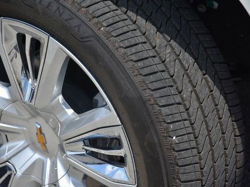 Used 2024 Chevrolet Suburban High Country image 3