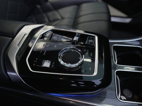 Used 2024 BMW 740i image 36