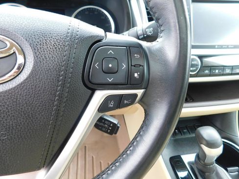 Used 2017 Toyota Highlander XLE image 11