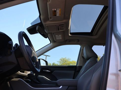 Used 2022 Toyota Highlander XLE FWD image 33