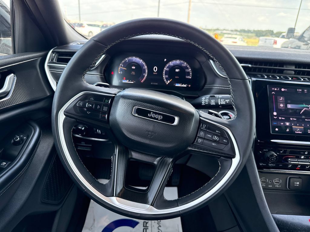 Used 2025 Jeep Grand Cherokee Altitude AWD/4WD image 14