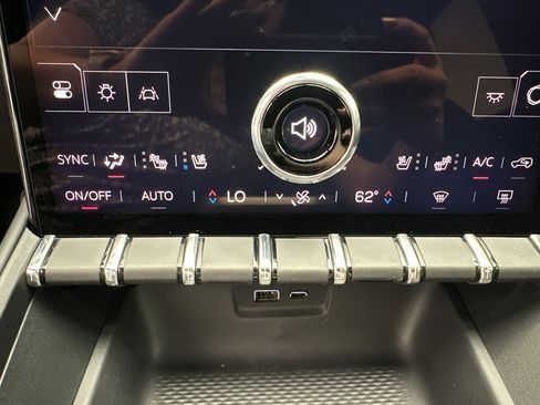 Used 2025 GMC Terrain Elevation w/ Elevation Premium Package image 18