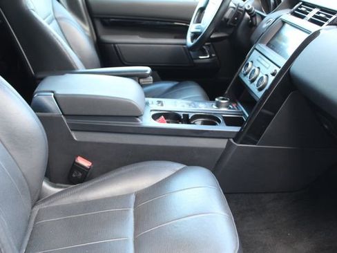 Used 2019 Land Rover Discovery SE image 3