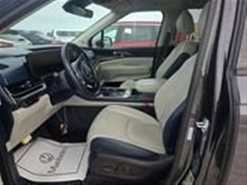 Used 2025 Kia Carnival SX w/ SX Dark Edition Package image 2