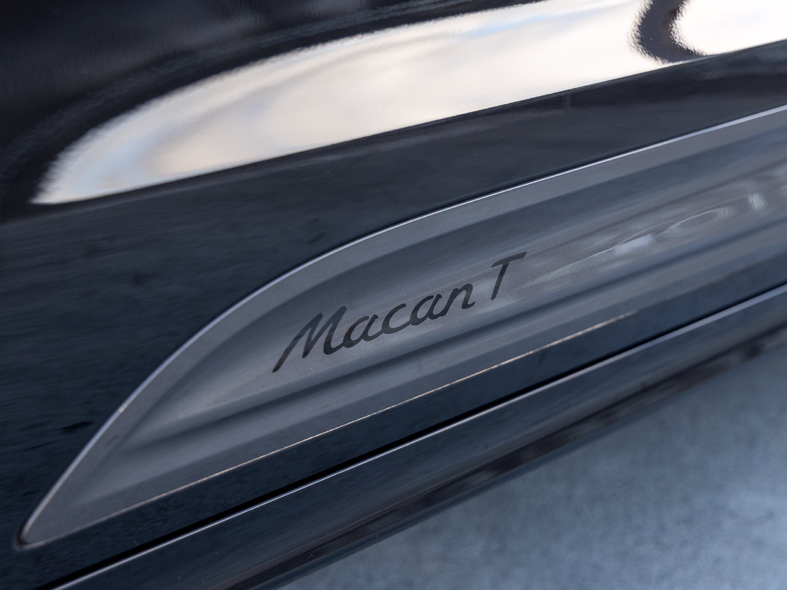 Certified 2025 Porsche Macan Turbo AWD/4WD image 18