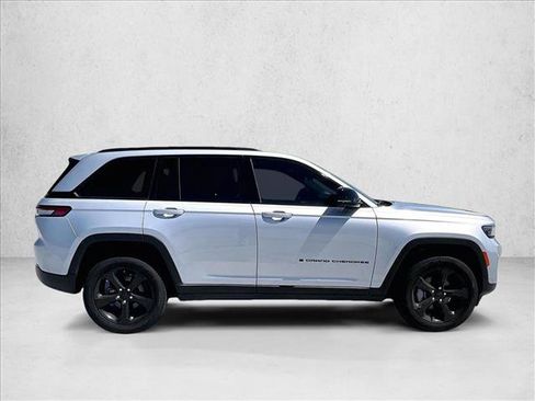 Used 2025 Jeep Grand Cherokee Limited w/ Luxury Tech Group II RWD image 5