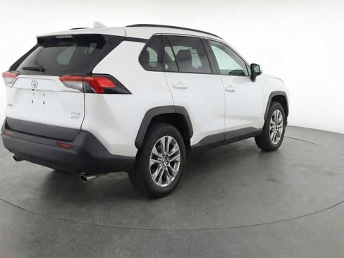 Used 2020 Toyota RAV4 XLE Premium image 5
