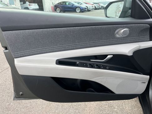 Used 2025 Hyundai Elantra Limited FWD image 18