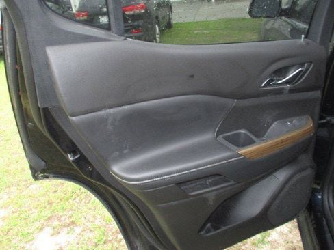 Used 2021 GMC Acadia SLE image 42