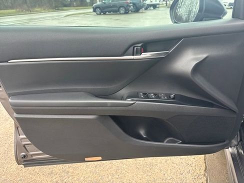 Used 2019 Toyota Camry SE w/ Sunroof Package image 9