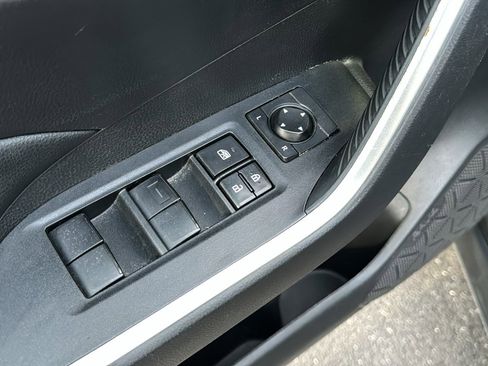 Used 2021 Toyota RAV4 XLE w/ Convenience Package FWD image 12