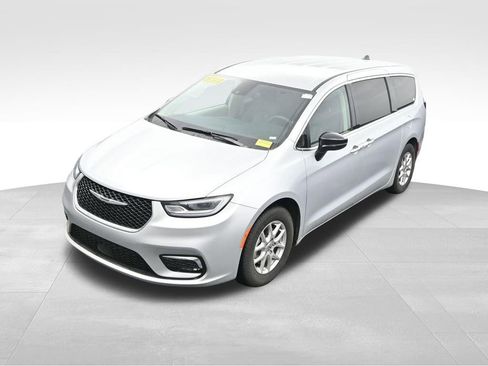 Used 2024 Chrysler Pacifica Touring-L FWD image 40