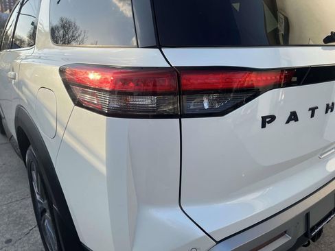 Used 2024 Nissan Pathfinder SL w/ SL Premium Package AWD/4WD image 11